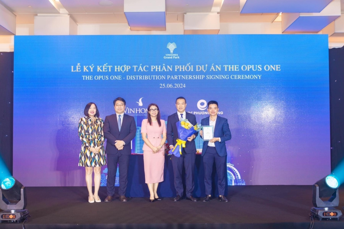 NGỌC PHƯƠNG ĐÔNG THAM DỰ LỄ RA QUÂN THE OPUS ONE