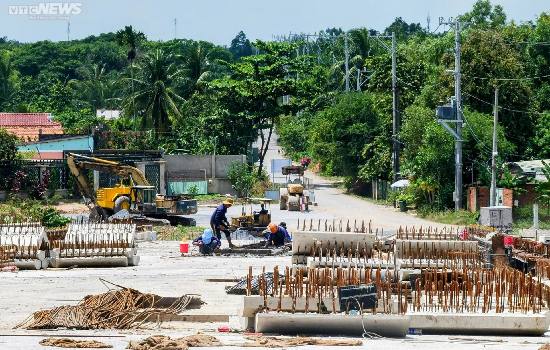 TP.HCM: Cầu Long Đại ‘hồi sinh’, tăng tốc để kịp thông xe