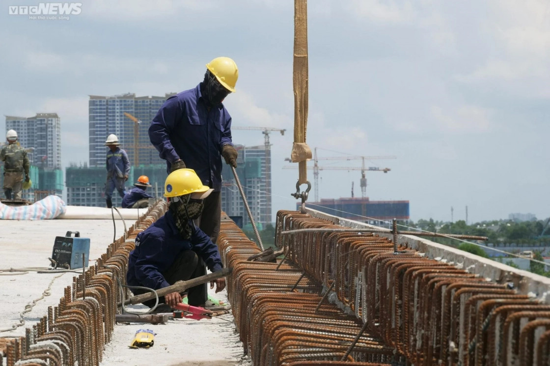 TP.HCM: Cầu Long Đại ‘hồi sinh’, tăng tốc để kịp thông xe
