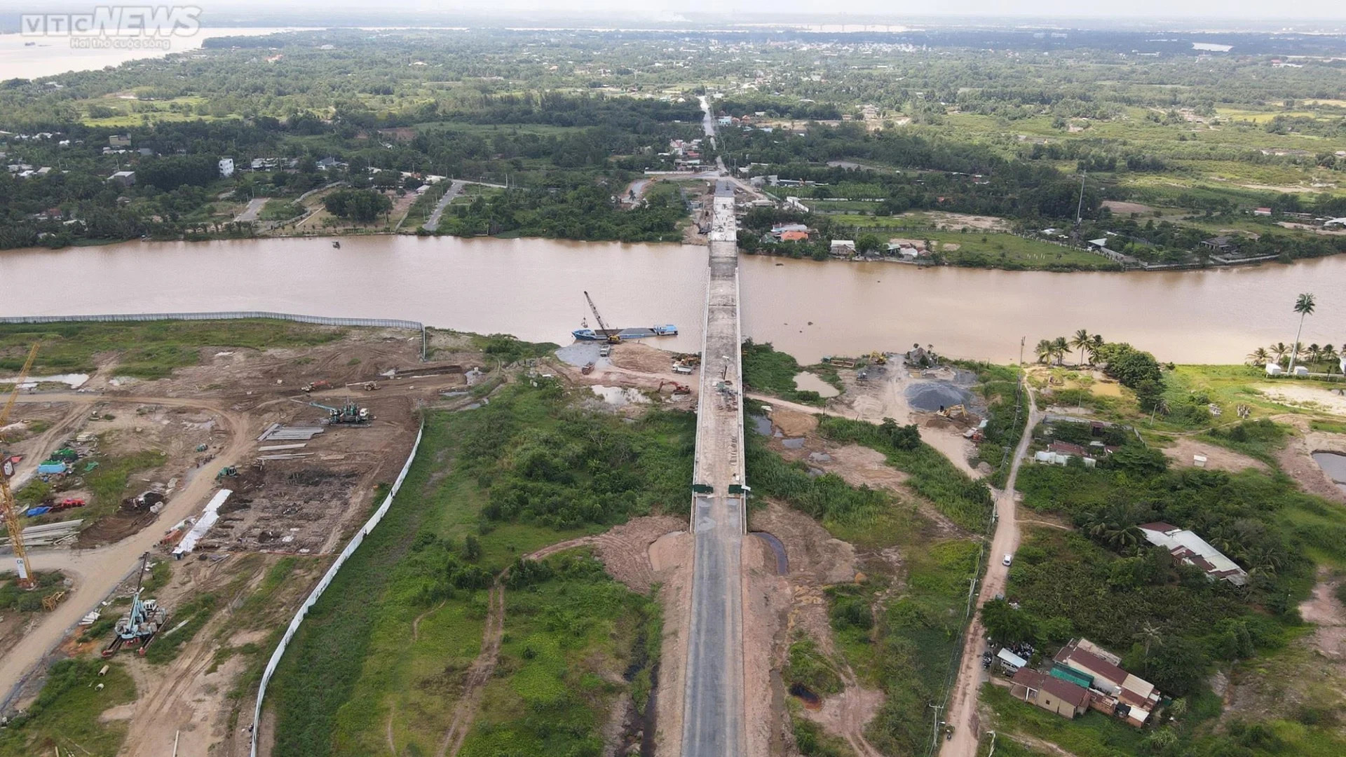 TP.HCM: Cầu Long Đại ‘hồi sinh’, tăng tốc để kịp thông xe